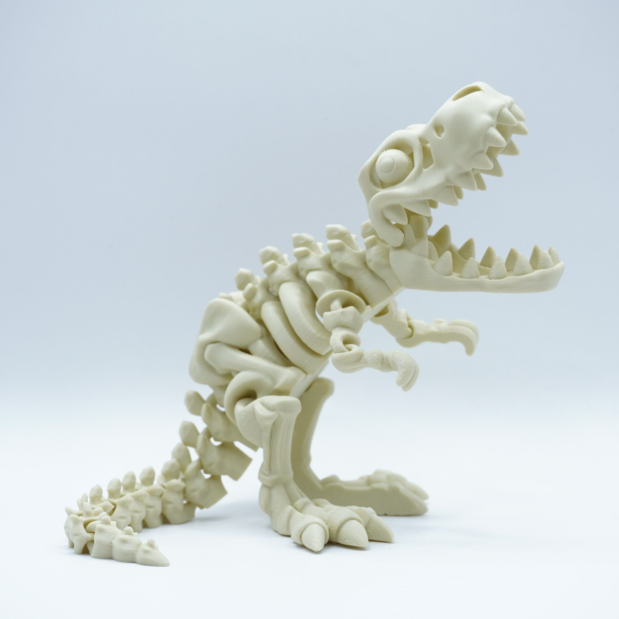 Tyrannosaurus rex (T. rex) esqueleto articulado – PLA+ – color hueso T. rex esqueleto articulado impreso en 3D en PLA+ color hueso, con mandíbula móvil y cola segmentada