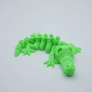 Cocodrilo articulado impreso en 3D en PLA+ verde, cuerpo segmentado y cola móvil
