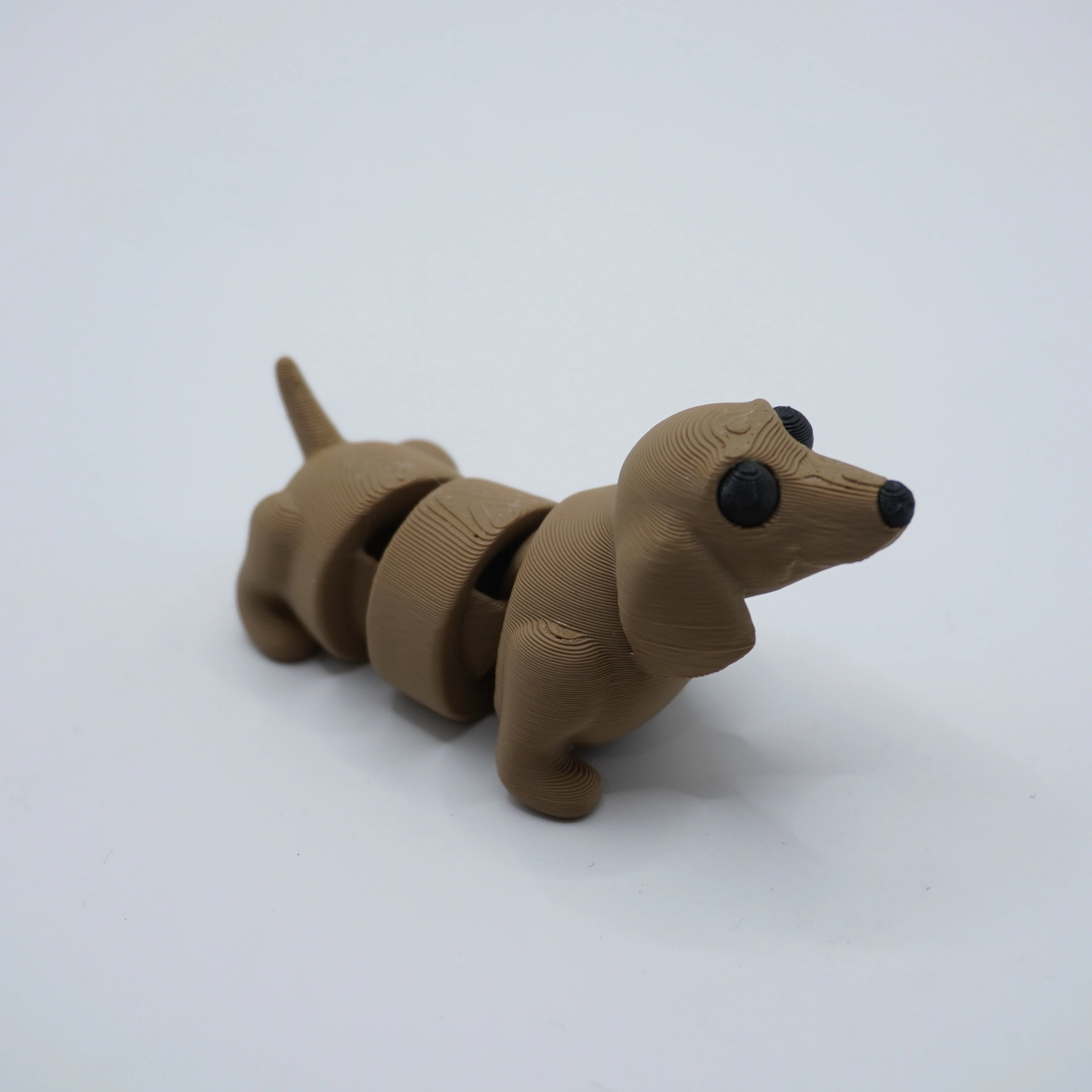 perrito-salchicha-articulado-pla-cafe Perrito salchicha articulado impreso en 3D en PLA+ café, cuerpo segmentado y cola móvil