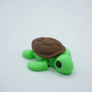 Tortuga marina articulada impresa en 3D en PLA+ verde con caparazón café