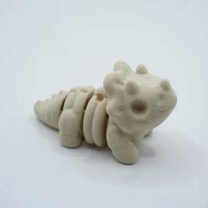 Triceratops bebé articulado impreso en 3D en PLA+ color hueso, cuerpo segmentado y cola móvil